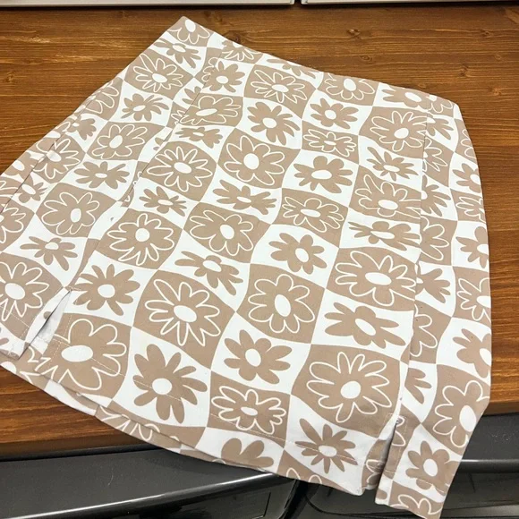 SOLD! women’s checkered floral mini skirt - Picture 1 of 1
